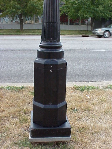 File:TRF PQL SI PHOT Hapco DecorativeDowntownPole Base.jpg