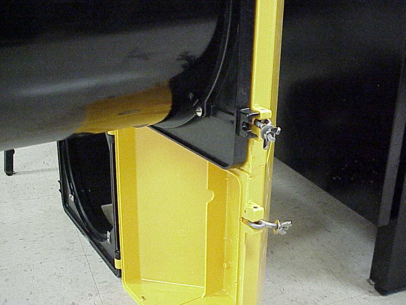 File:TRF PQL TS PHOT McCain VehiclularSignalHead Latch.JPG